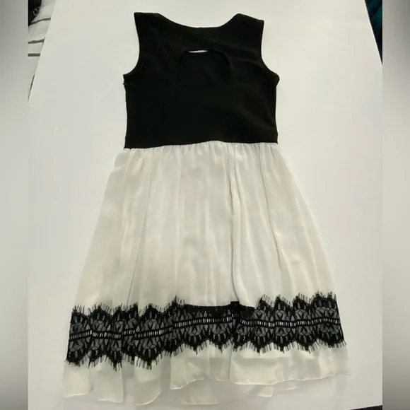 En Focus Studio Black and White Sleeveless dress with
Open Back size 6P - Picture 4 of 9
